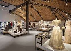 The building includes 11 galleries, storage areas, The building includes 11 galleries, storage areas, offices, education spaces. It also has a museum store, a restaurant, and an auditorium. In addition